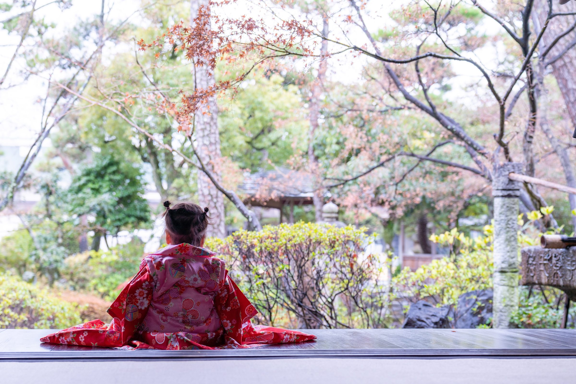 日本庭園の縁側に座る七五三の女の子の後ろ姿（ふぉと358撮影）